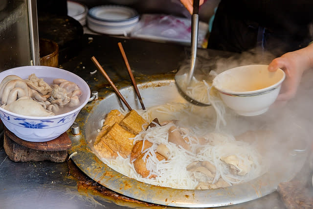 【台北捷運美食地圖】【台北車站美食】長安西路138巷69年老店米粉湯