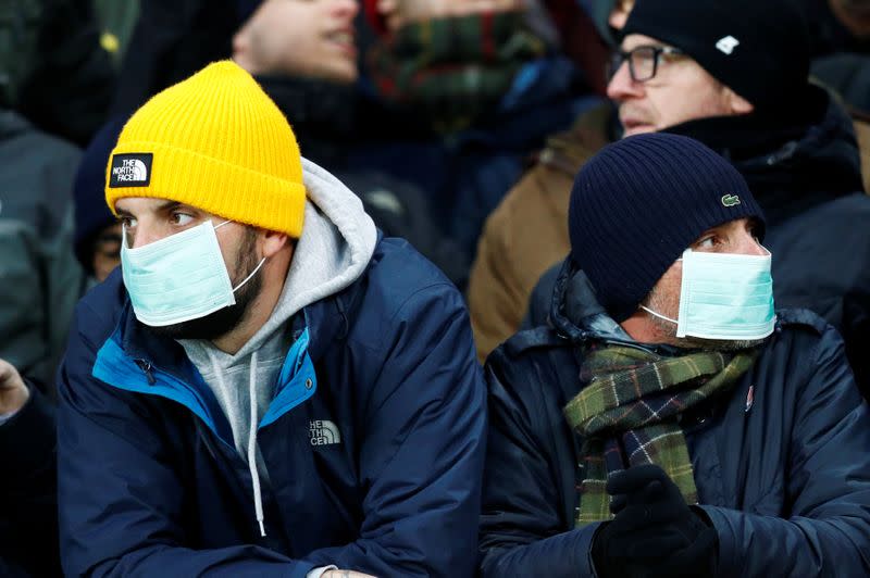 Foto del jueves de hinchas de la Roma usando máscaras mientrsa ven el partido de su equipo ante Gent en Bélgica por la Liga Europa