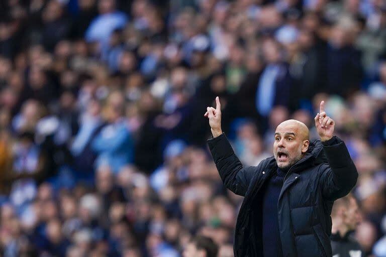 Pep Guardiola gesticula y da indicaciones durante el empate sin goles entre Manchester City y Arsenal, por la Premier League