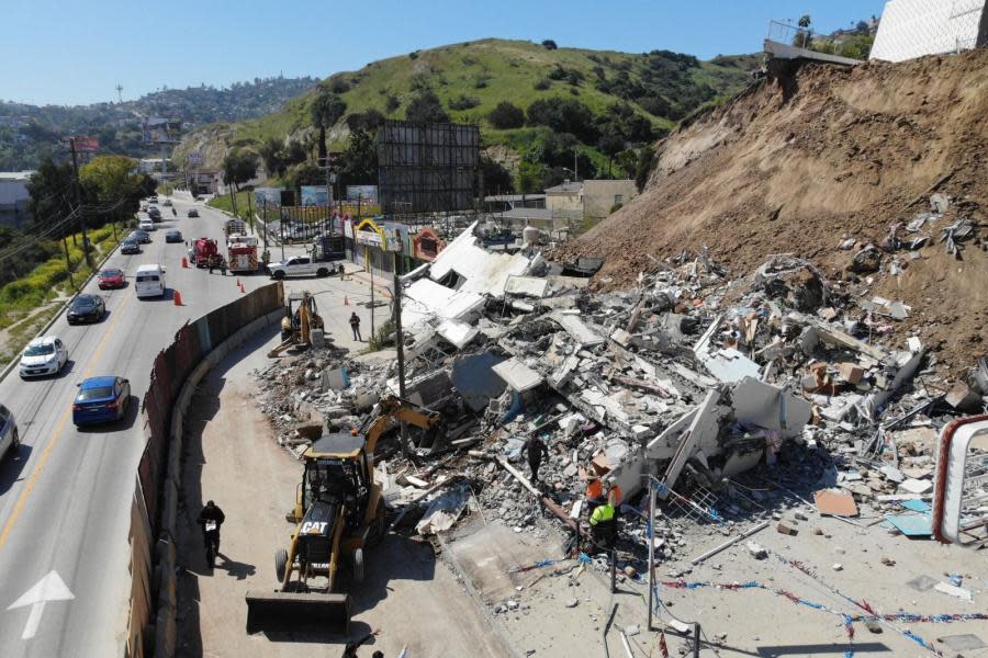 Ayuntamiento de Tijuana trabaja en la limpieza del colapso para restablecer tráfico vehicular en el bulevar Cuauhtémoc Sur