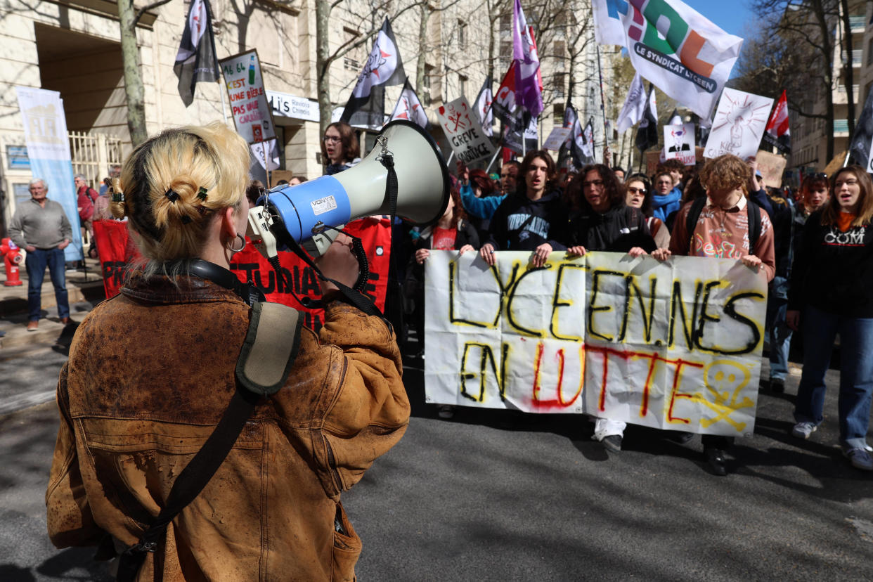 Comme ici à Montpellier ce 28 mars, les jeunes sont de plus en plus nombreux dans les cortèges contre la réforme des retraites. 