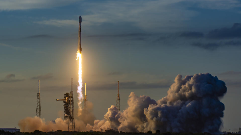     Eine SpaceX Falcon 9-Rakete startet am 17. September 2024 von Cape Canaveral, Florida, in den Dämmerungshimmel und trägt zwei europäische Galileo-Navigationssatelliten. 