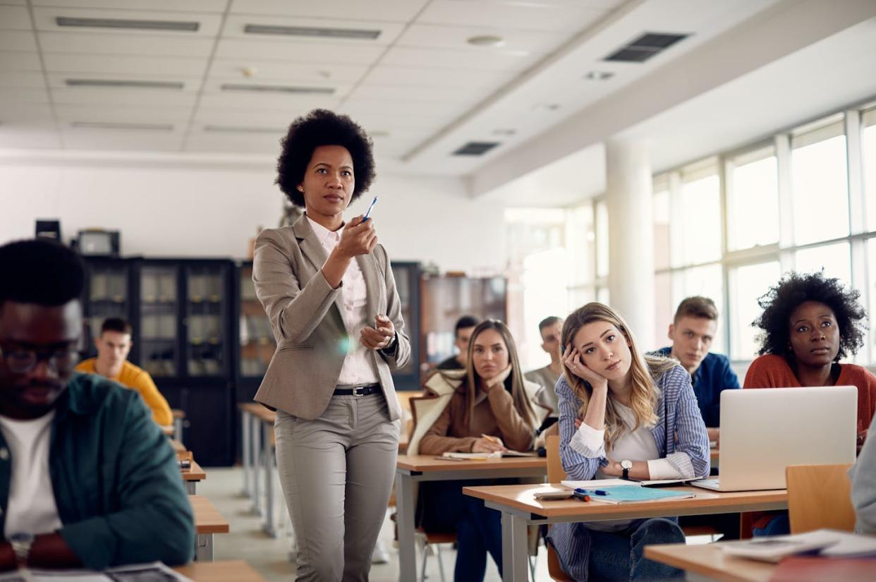 <a href="https://www.shutterstock.com/es/image-photo/black-female-teacher-explaining-lecture-group-1955306815" rel="nofollow noopener" target="_blank" data-ylk="slk:Drazen Zigic / Shutterstock;elm:context_link;itc:0;sec:content-canvas" class="link ">Drazen Zigic / Shutterstock</a>