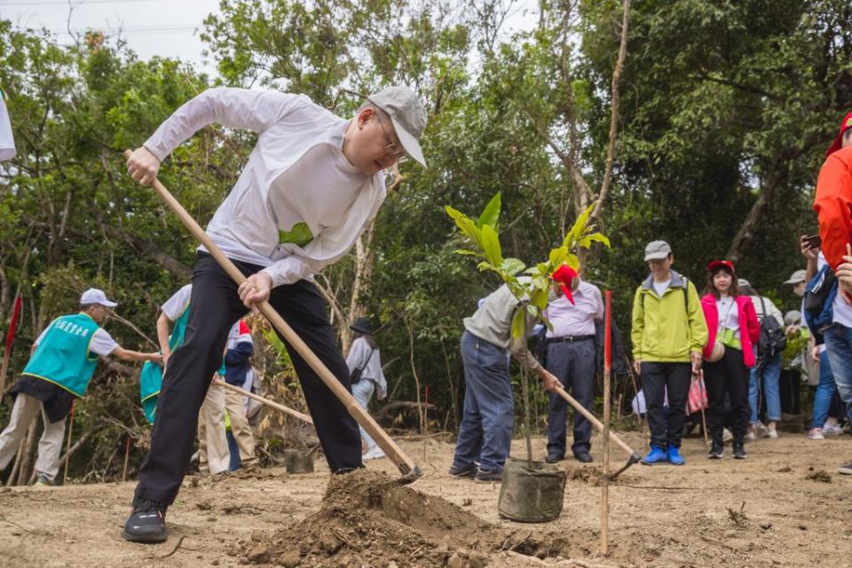 屏科大森林系與清景麟教育基金會在保力林場舉辦植樹活動，吸引許多民眾親子參與，場面熱絡。（記者鄭伯勝攝）