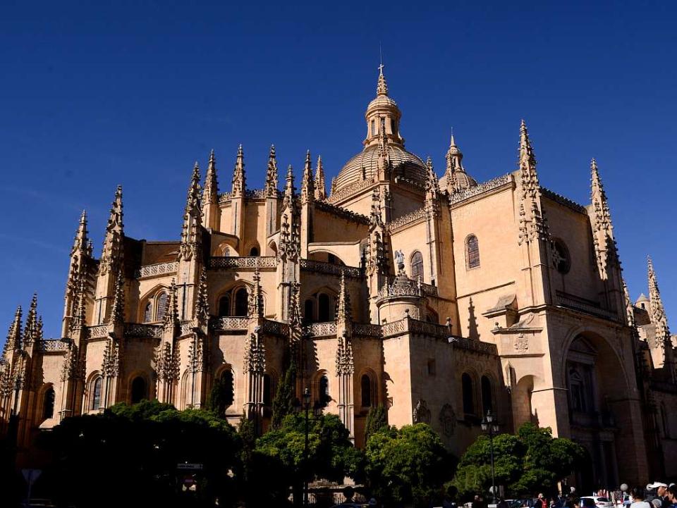 Segovia Cathedral, Spain I chanced upon the Segovia Cathedral after a sumptuous dinner at Plaza Mayor. Dedicated to Virgin Mary, the cathedral stood glowing in gold, lit under the night sky. We came back to visit it the following day and learnt that the original cathedral was built next to the Fortress, the Alcazar, but was reduced to ruins in a war. Built in Gothic style in the 16th century, the church is one of the key landmarks of the city, apart from the fortress.