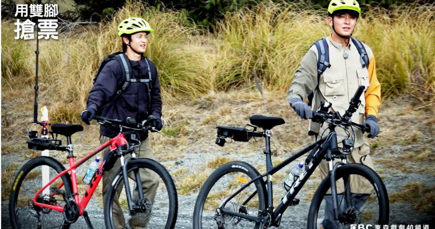 朱智勛（右）和崔珉豪要在日落前騎自行車抵達營地，路程長達44公里。（圖／東森提供）