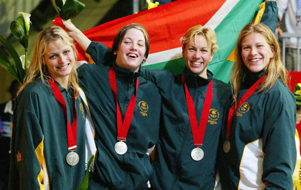 Vor 14 Jahren sah das noch ganz anders aus. Damals war Charlène 24 Jahre jung und gerade auf dem Höhepunkt ihrer sportlichen Karriere. Hier sieht man sie (ganz links) in Manchester bei den Commonwealth Games, bei der sie die Silbermedaille der Frauen in vier Mal 100 Meter gewann. Fürst Albert kannte Charlène zu diesem Zeitpunkt schon, aber anscheinend dachte sie keine Sekunde daran, einmal Fürstin von Monaco zu werden. Sonst hätte sie sich in diesem Outfit bestimmt nicht ablichten lassen.