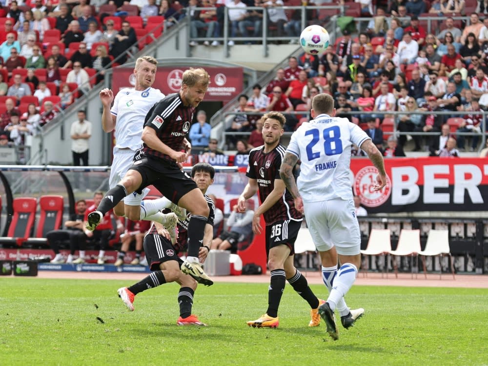 Nürnbergs Sebastian Andersson beim Kopfball (IMAGO/Sportfoto Zink / Daniel Marr)