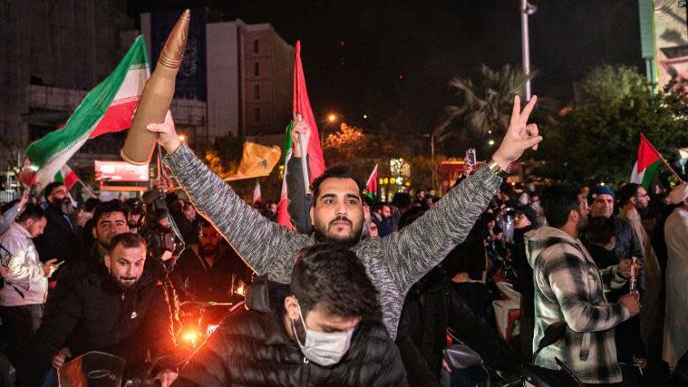 Muchos simpatizantes de la república islámica salieron a las calles para celebrar el ataque