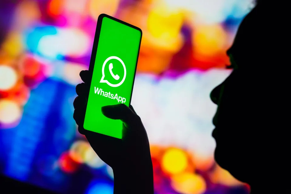  Una mujer con un celular en su mano con el logo de Whatsapp (Foto ilustraci&#xf3;n de Rafael Henrique/SOPA Images/LightRocket via Getty Images)