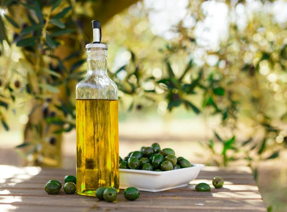 <a href="https://www.shutterstock.com/es/image-photo/still-life-green-olives-oil-on-1673043601" rel="nofollow noopener" target="_blank" data-ylk="slk:Caftor/Shutterstock;elm:context_link;itc:0;sec:content-canvas" class="link ">Caftor/Shutterstock</a>