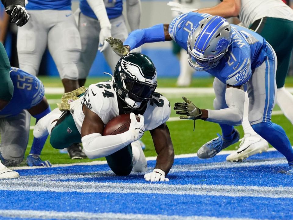 Jordan Howard dives into the end zone against the Detroit Lions.