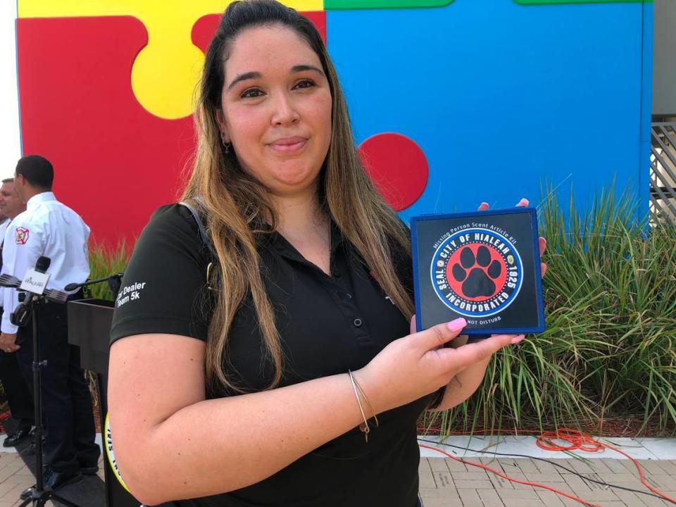 Patricia Domínguez, es madre de un niño de 11 años, con autismo, que estudia en la escuela autónoma de autismo del sur de Florida (SFACS). Ella fue una de las primeras representantes en recibir el kit de aroma que sirve como herramienta de búsqueda de una persona desaparecida Verónica Egui Brito /vegui@elnuevoherald.com