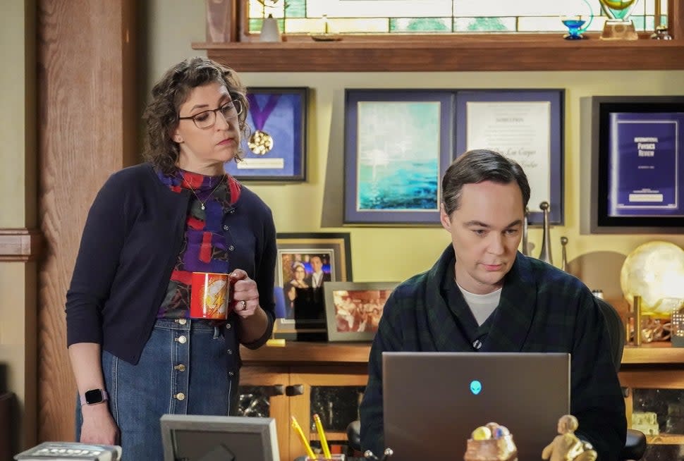 Jim Parsons and Mayim Bialik in the series finale of 'Young Sheldon'