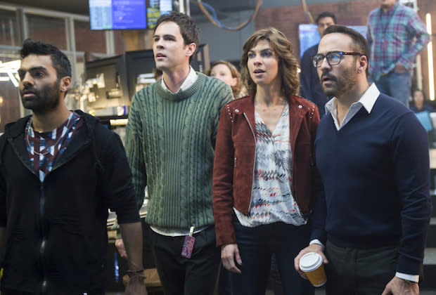 Jeremy Piven (far right) in <em>Wisdom of the Crowd</em>. (Photo: Diyah Pera/CBS ©2017 CBS Broadcasting, Inc. All Rights Reserved)