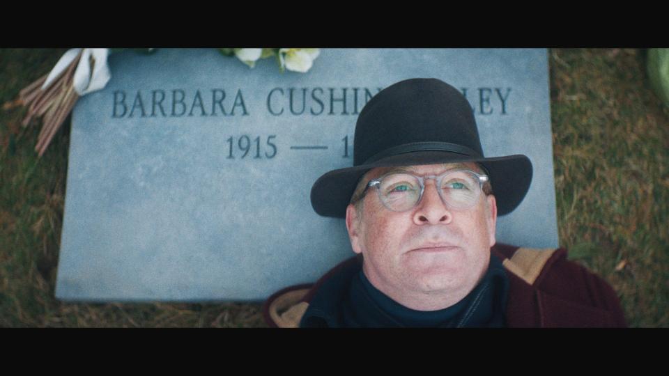 In the opening scene of the series finale, Truman Capote (Tom Hollander) visits the grave of his best friend, Babe Paley (Naomi Watts).