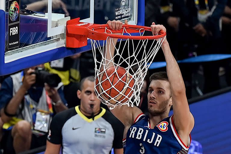 Serbia está en la pelea, fiel a su historia de protagonismo en las copas del mundo de básquet