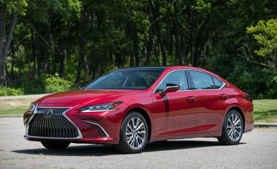 View Photos of the 2019 Lexus ES350