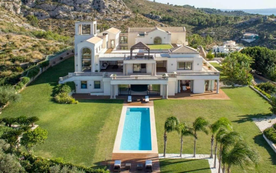 <p>Este chalet situado en Alcudia, en la isla de Mallorca, vale 30 millones de euros. De estilo renacentista, tiene garaje para 12 vehículos, helipuerto, piscina exterior e interior y pista de tenis, entre otros lujos. La parcela mide en total 14.000 metros cuadrados. (Foto: Idealista). </p>