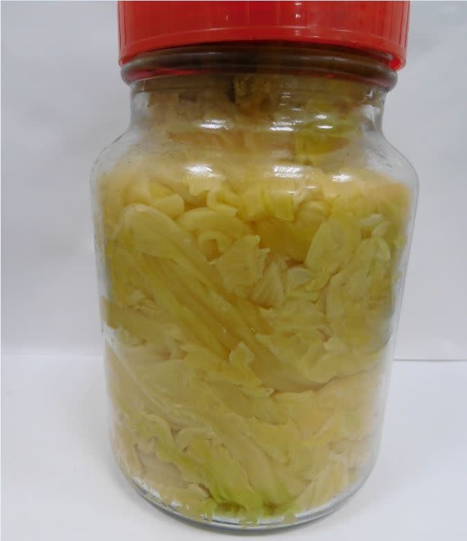 嚴選低鹽醃漬完成的金黃高麗菜乾。（圖／高雄區農業改良場提供）