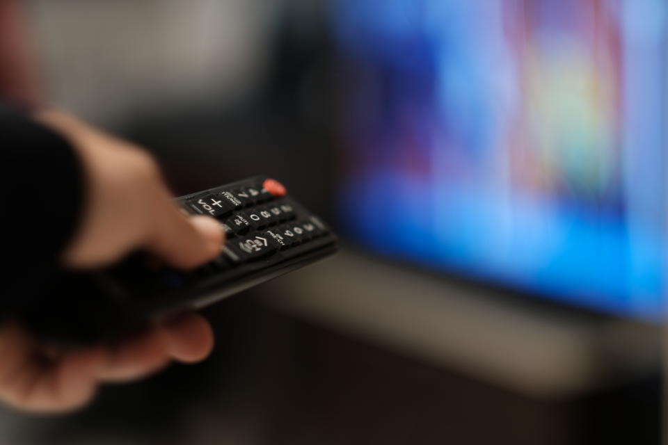 Perusahaan media terpaksa berinvestasi dalam upaya streaming yang mahal di tengah eksodus konsumen TV berbayar.