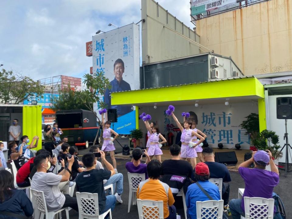 竹北市長候選人林為洲讓竹北每週末不無聊，首場邀請慕獅女孩與民眾相見歡。（記者彭新茹攝）