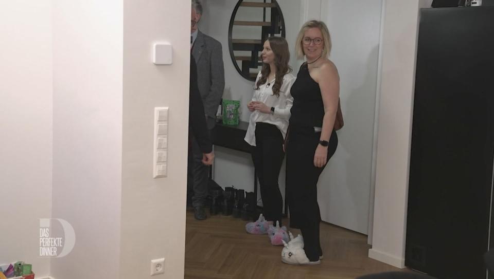 Bequeme Hausschuhe waren angesagt, der Aufforderung kommen Nadine (links) und Marion gerne mit ihren Einhorn-Schlappen nach.
 (Bild: RTL)