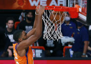 Mikal Bridges, de los Suns de Phoenix, clava el balón en la primera mitad del juego ante los Pacers de Indiana, el jueves 6 de agosto de 2020, en Lake Buena Vista, Florida. (Kevin C. Cox/Pool Photo via AP)