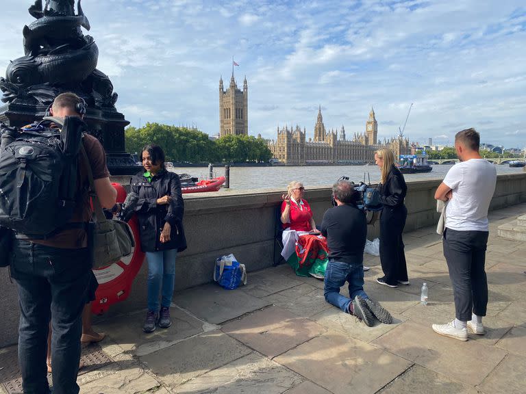 Medios de todo el mundo las entrevistan y les toman fotos por ser las primeras en llegar