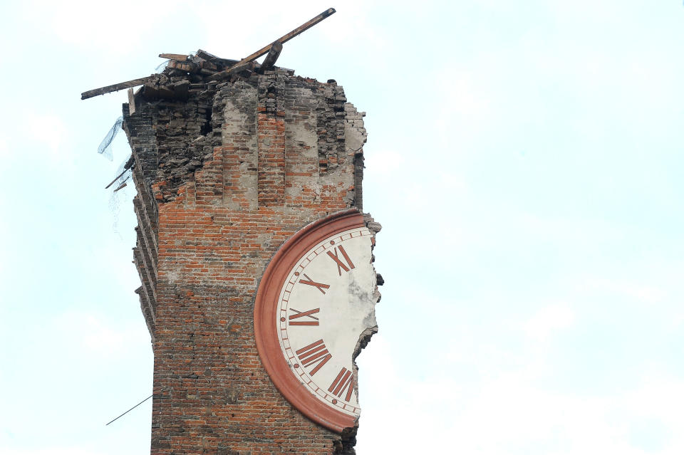 <b>Le scosse</b>. Quasi 2mila scosse dal 20 maggio fino a metà giugno, quando lo sciame sismico in Emilia ha cominciato ad arrestarsi. <b>Il dramma è scattato alle 4:03 del 20 maggio</b> quando una scossa della durata di 20 secondi di magnitudo pari a 5,86 della scala Richter ha colpito la Pianura padana. L’epicentro a Finale Emilia, in provincia di Modena, a 6,3 km di profondità. La scossa più forte, preceduta all’1:13 e all’1:42 da altre due di 4,1 e 2,2, si è fatta sentire in tutto il Nord e parte del Centro Italia. Successivamente ci sono state altre scosse tra i 4 e i 5,1 di magnitudo.