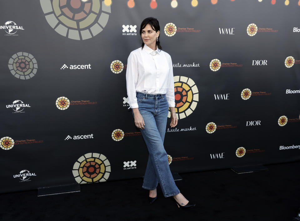 UNIVERSAL CITY, CALIFORNIA - 11 DE JUNIO: Charlize Theron asiste a la Charlize Theron Africa Outreach Project 2022 Summer Block Party en Universal Studios Backlot el 11 de junio de 2022 en Universal City, California. (Foto de Kevin Winter/Getty Images)