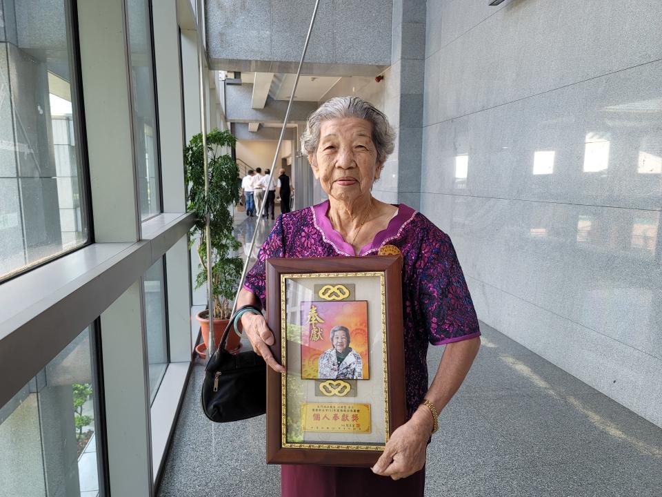 個人奉獻獎最年長的受獎者，石門區石門洞五龍宮江洪花女士高齡95歲，服務年資已逾42年。（新北市民政局提供）