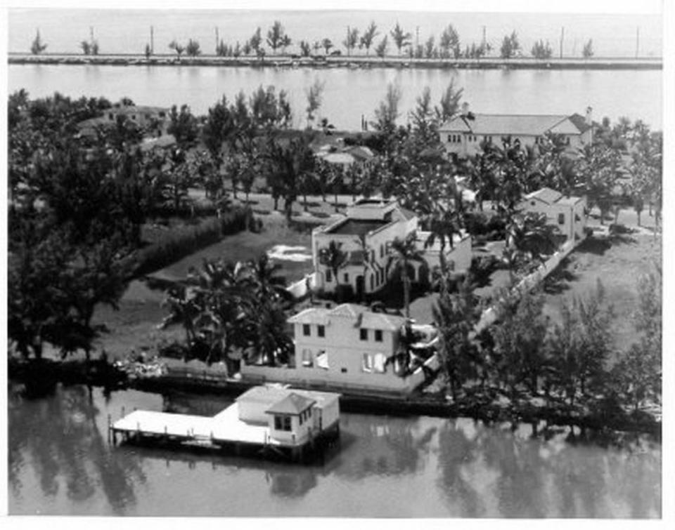 La residencia en 93 Palm Avenue fue una de las primeras casas construidas en la década de 1920 en Palm Island, en Miami Beach, que aún se mantiene en pie. Capone compró la casa en 1928 y más tarde añadió una piscina para competir con la del Hotel Biltmore en tamaño. Arriba: Una foto de la casa en 1936, proporcionada por Nelson González. Miami
