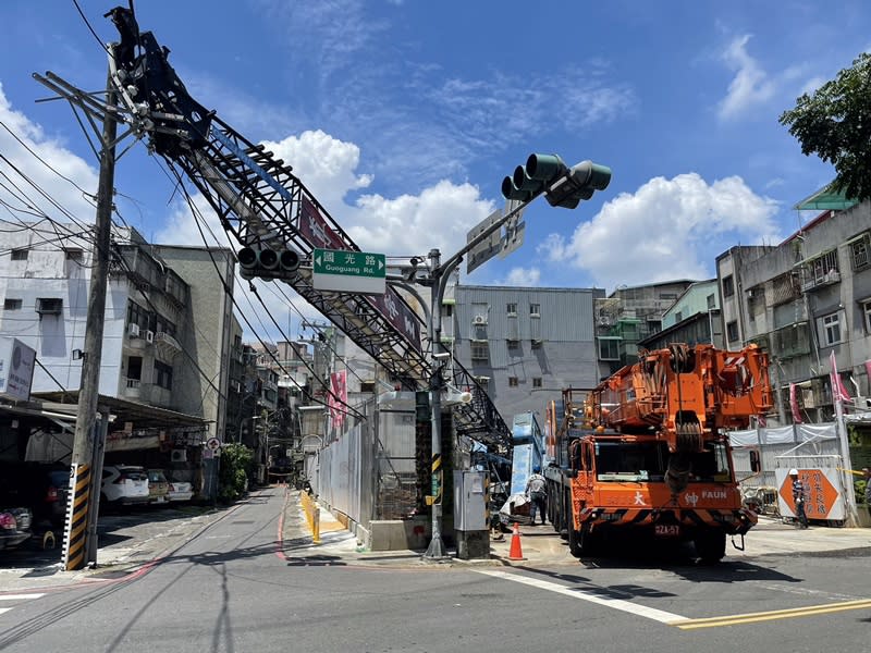 10日上午1輛吊車在永和區國光路、豫溪街口，因吊臂砸到電線桿造成先停電搶修。（中央社／民眾提供）