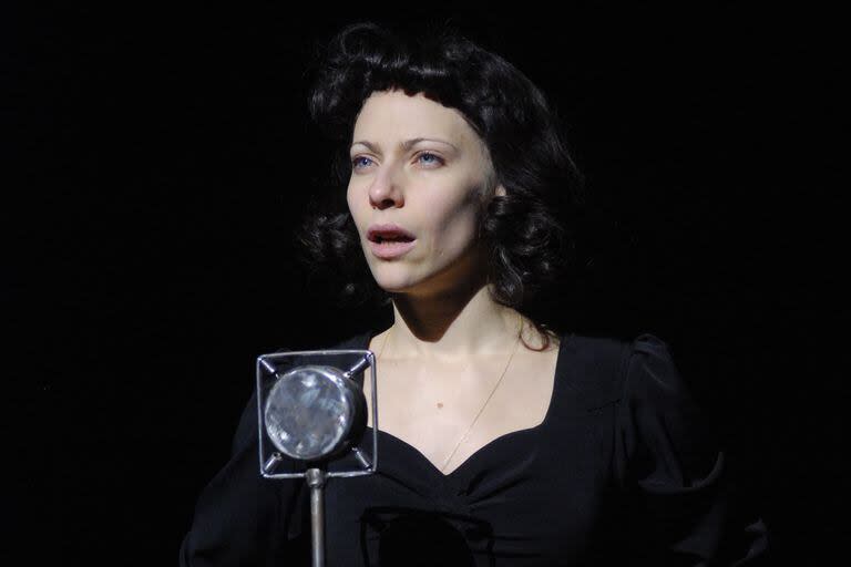 A 15 años de su estreno en Londres, Piaf, con la aplaudida interpretación de Elena Roger, cerró el domingo su temporada en Buenos Aires