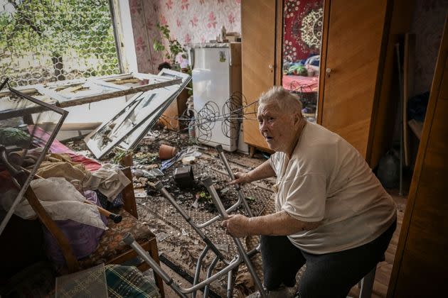 Una vecina de Soledar muestra los destrozos en su casa 