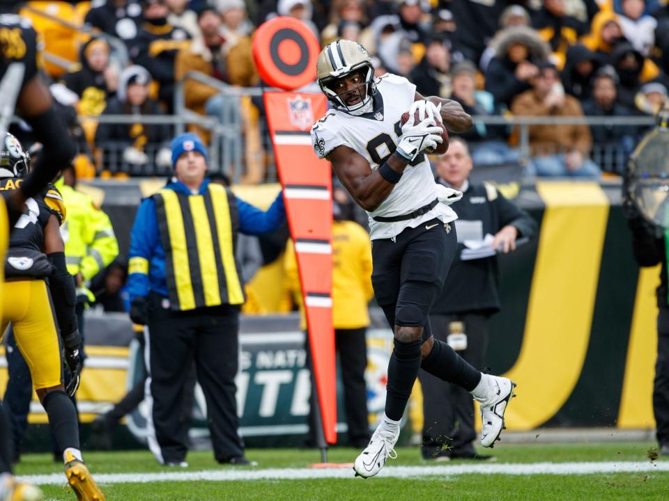 Juwan Johnson makes a catch against the Pittsburgh Steelers.