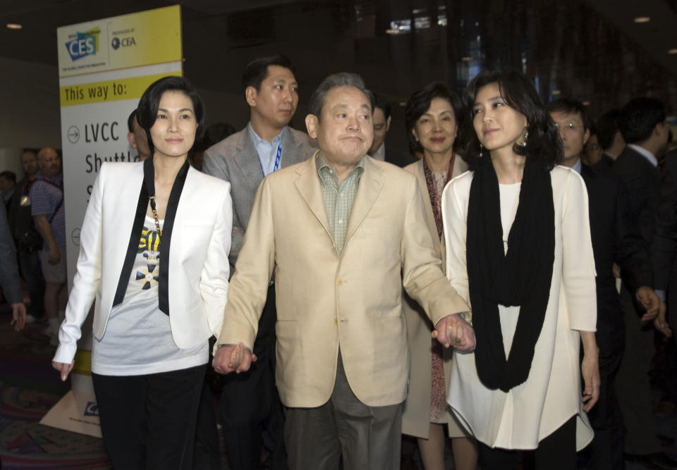 Samsung Electronics chairman Lee Kun-hee with daughters Lee Boo-jin (R) and Lee Seo-hyun. Photo: Reuters