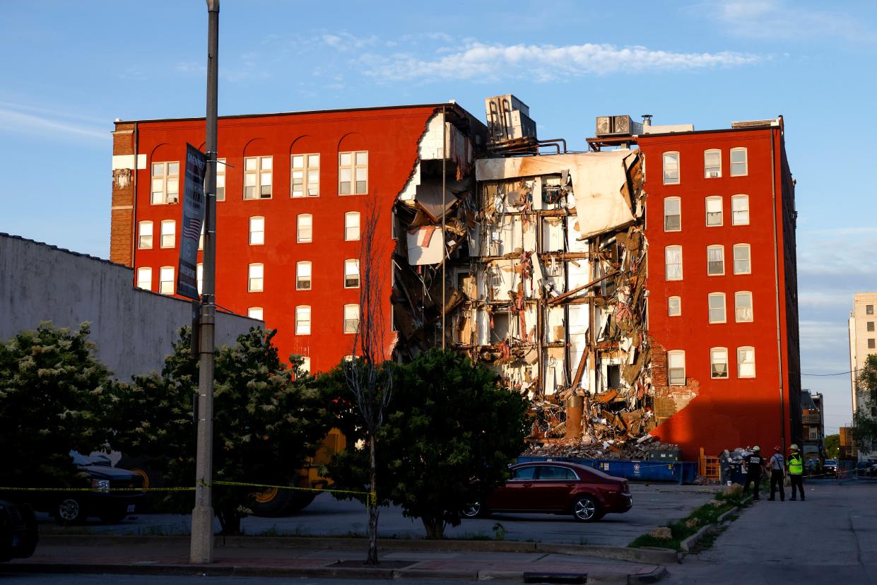 Los equipos de emergencia trabajan en la escena del colapso parcial de un edificio de apartamentos en Davenport, Iowa (AP)