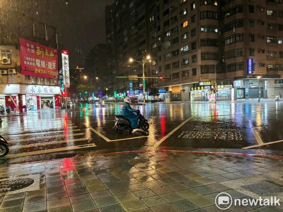 今(7)晚到明日各地都會有可能降雨，尤其中部以北、東半部及南部山區可能有局部短暫陣雨或雷雨。   圖：林冠妤／攝（資料照）