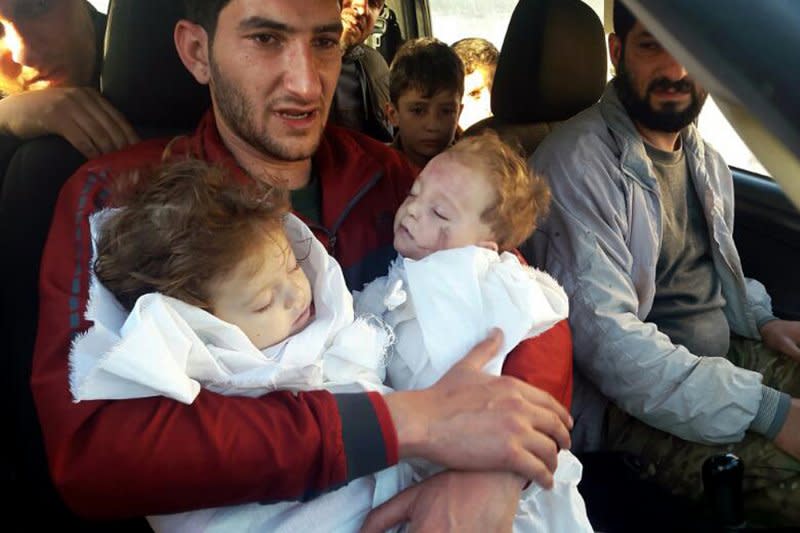 敘利亞北部伊德利卜省（Idlib）反抗軍城鎮罕謝宏（Khan Sheikhoun）4日遭到政府軍化學武器毒氣攻擊，造成慘重傷亡，死傷者包括許多兒童，圖中男子的雙胞胎孩子、妻子等親戚全部慘死。（美聯社）