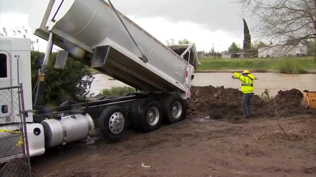 Crews create shoreline along Tule River to protect homes from flooding