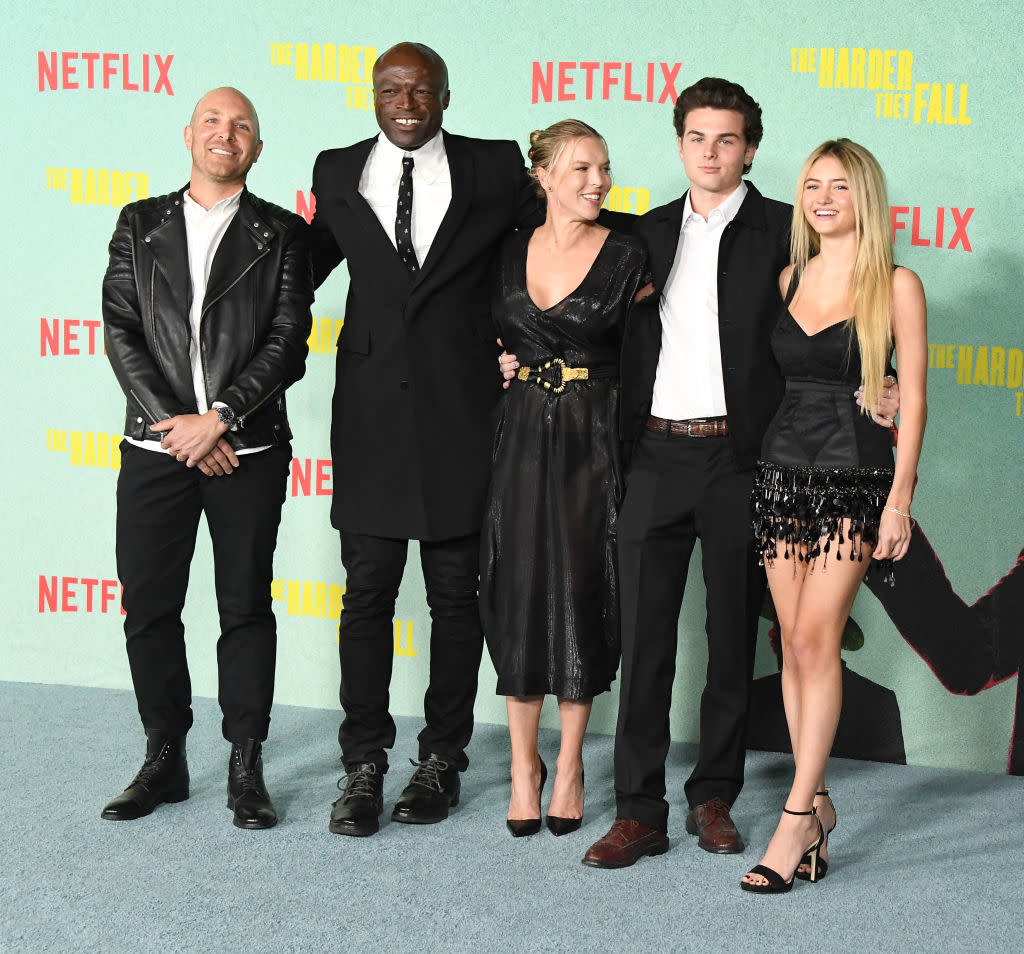 The father/daughter duo pose with Laura Strayer, and Leni Klum's boyfriend Aris Rechevski. (Getty Images)