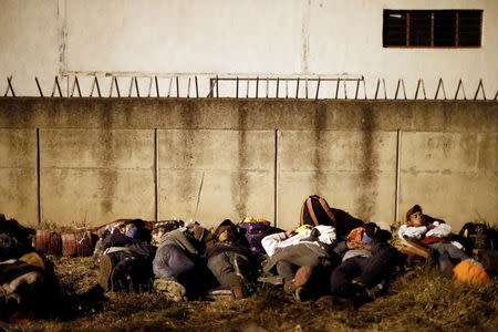 Central American migrants, moving in a caravan through Mexico, sleep next to a railway line before embarking on a new leg of their travels, in Tlaquepaque, in Jalisco state, Mexico April 18, 2018. Picture taken April 18, 2018. REUTERS/Edgard Garrido