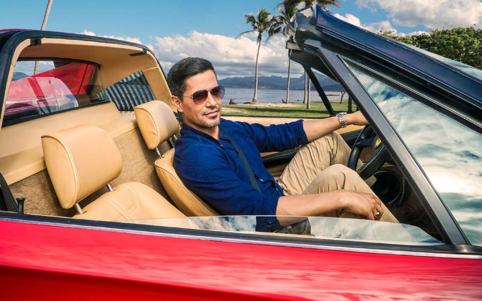 Und er ist der Nachfolger von Tom Selleck: Jay Hernandez spielt im Remake "Magnum P.I." den Privatdetektiv. In bislang zwei Staffeln ermittelte er - erneut mitsamt rotem Sportwagen - auf Hawaii, eine dritte Staffel ist vom US-Sender CBS bestellt. (Bild: TVNOW / 2018 CBS Studios Inc. and Universal Television LLC. ALL RIGHTS RESERVED.)