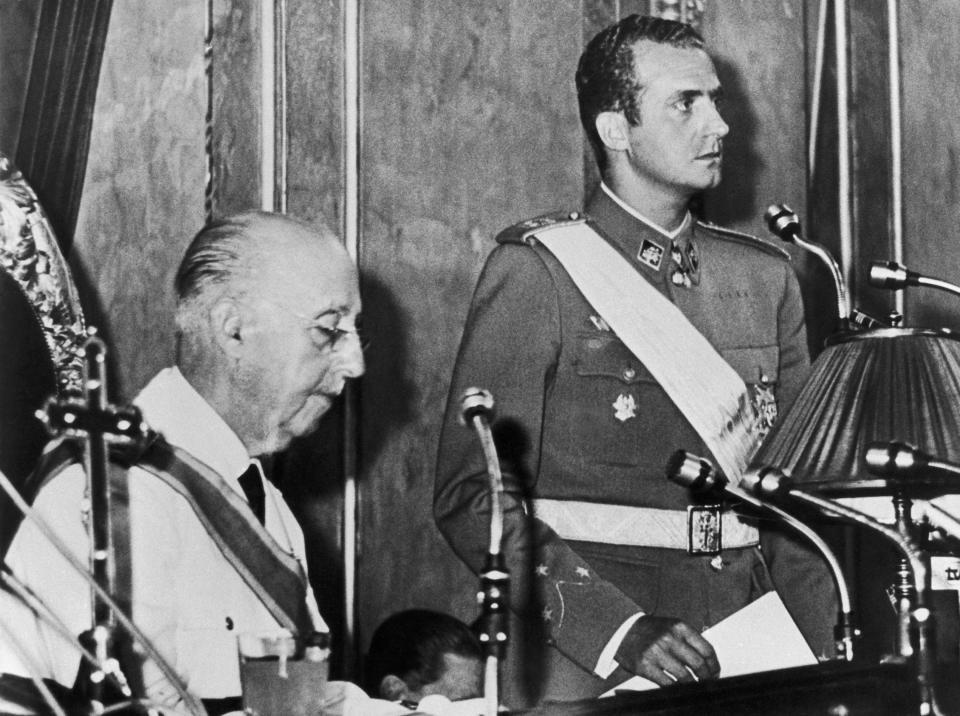 El 22 de julio de 1969 el general Francisco Franco propuso a las Cortes el nombramiento de Juan Carlos como sucesor en la jefatura del Estado a título de rey. Un día después el aristócrata aceptó la tarea en un solemne acto en la Zarzuela. (Foto: Keystone-France / Getty Images)