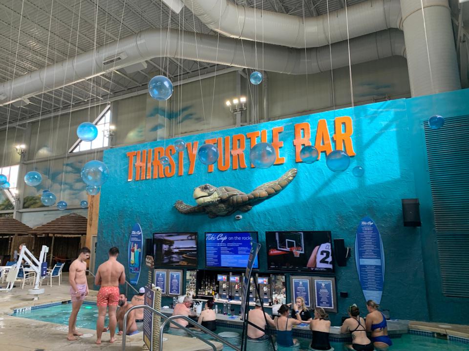 swim up thirsty turtle bar in kalahari resort in wisconsin dells