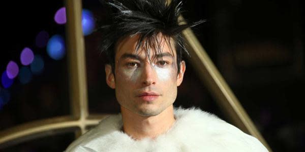 Ezra Miller sale a la calle con un chaleco antibalas y armas de fuego 