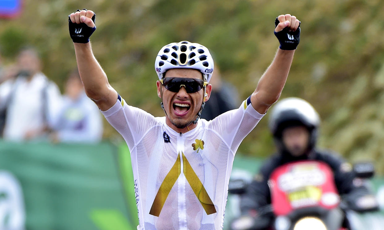 El ciclista austriaco Stefan Denifl celebra la victoria en la 17ª etapa de la Vuelta a España de 2017 en Los Machucos (Cantabria).