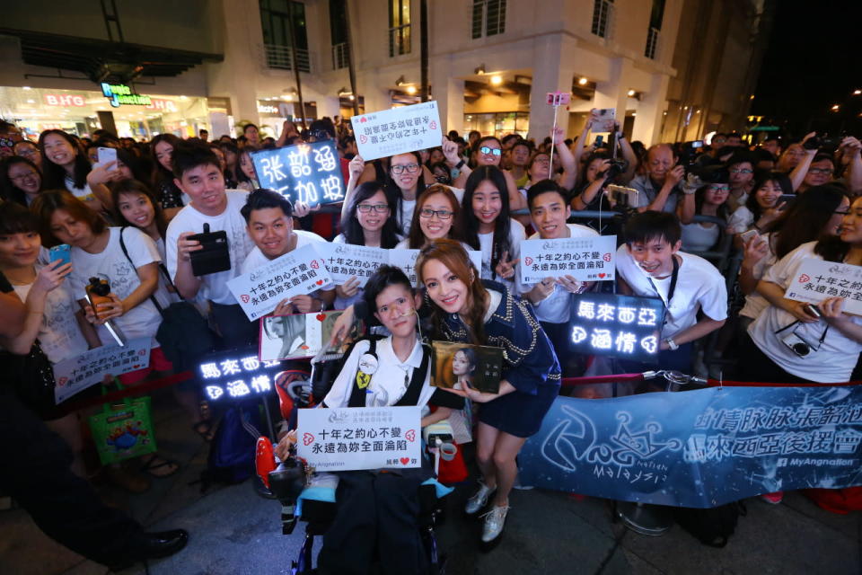 On 7 Oct, Angela Zhang held a meet-and-greet session with her fans at Bugis Junction, where she sang songs from the new album and signed autographs for her fans.